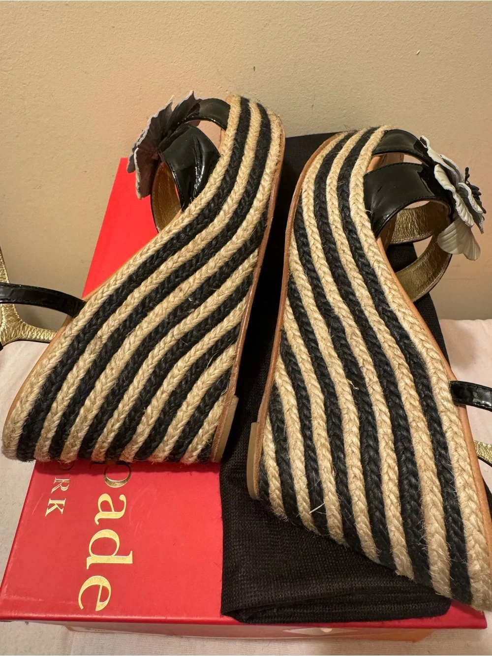 Vintage 2011 Kate Spade Darling Flower Wedge Espadrille Sandals Black Patent EUC